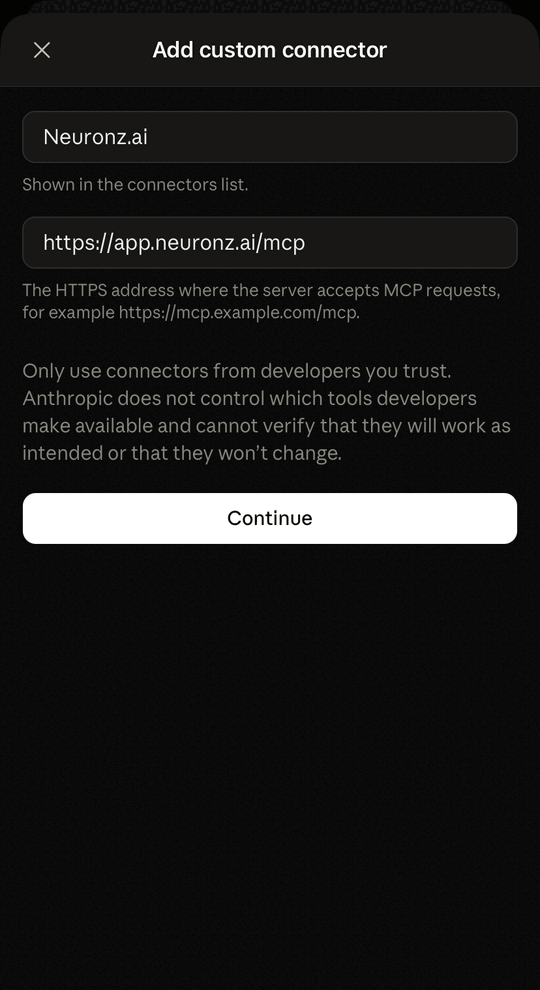 L'écran Add custom connector de l'application Claude sur iPhone, avec le nom Neuronz.ai et l'URL du serveur MCP remplis